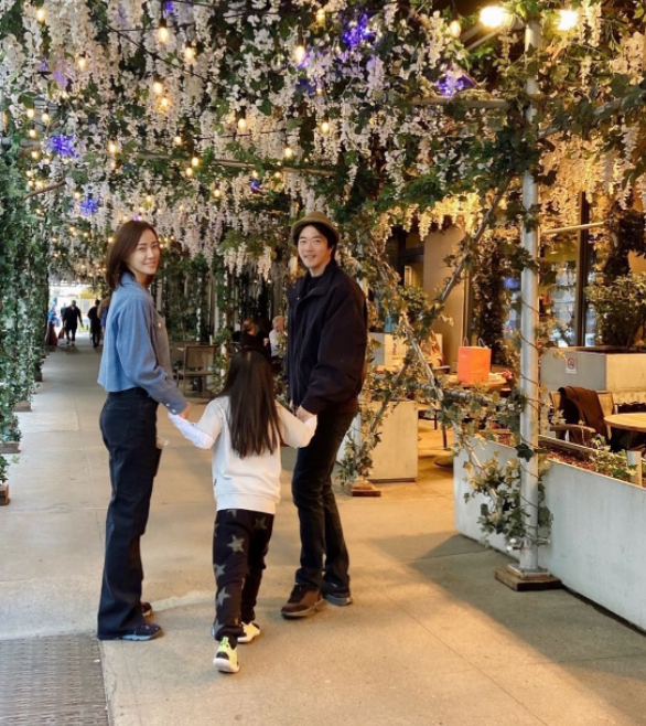 권상우♥손태영, 딸 리호와 나들이 포착..손 꼭 잡은 가족[★SNS]