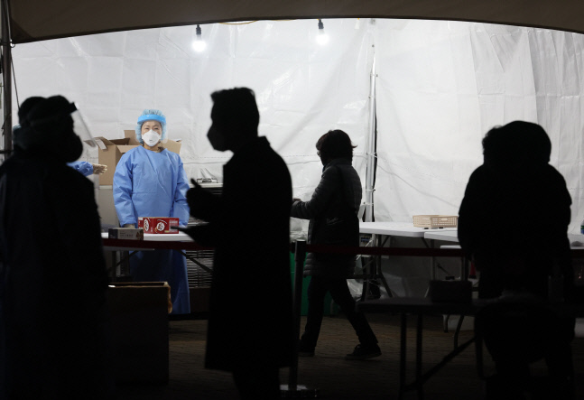 코로나19 신규확진, 50만 건너 뛰고 62만1378명 폭증...사망자 429명 최다