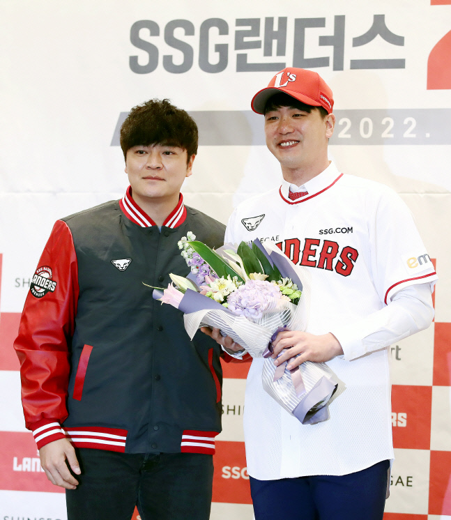 추신수 축하받는 김광현