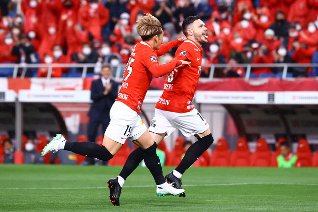 'J리그 데뷔' 스웨덴 국대출신 MF, 163초 총알 데뷔골 화제 [영상]