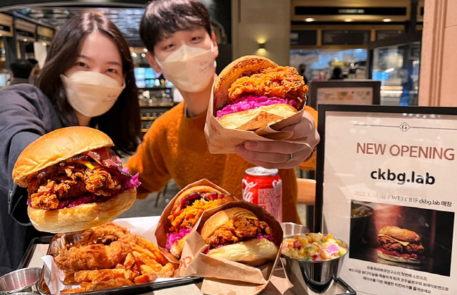 갤러리아百, 고메이494에 '유용욱 치킨버거' 최초 입점