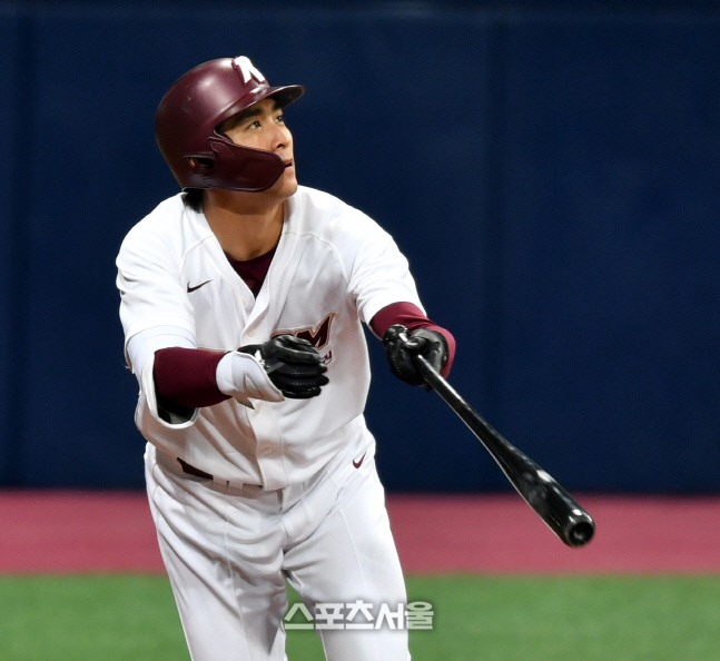 [포토]6회말 가운데 펜스 직격하는 이정후