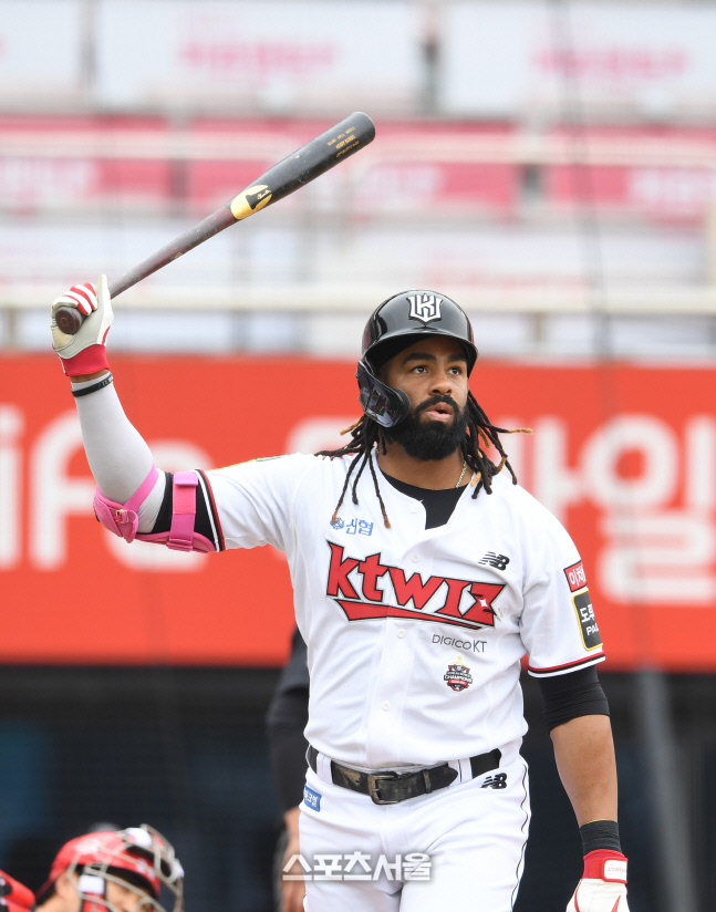 [포토]KT 라모스, 홈런 넘어갑니다!
