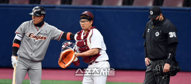 [포토]'많이 아프다!' 이지영 다독이는 하주석