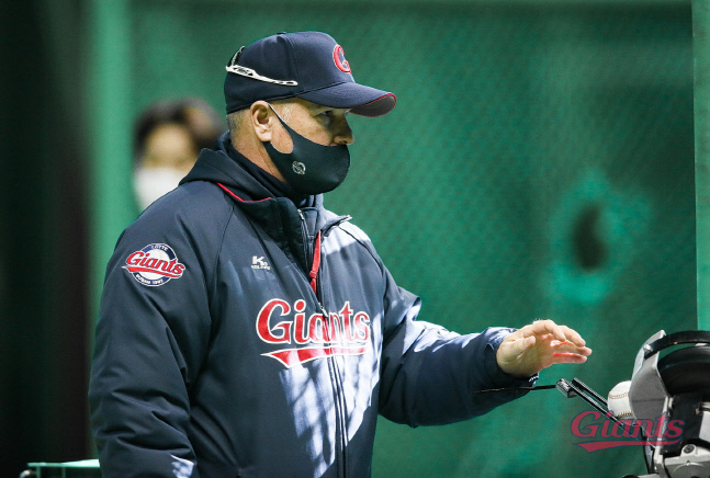 220203-스프링캠프-48-서튼감독KCH29753_1