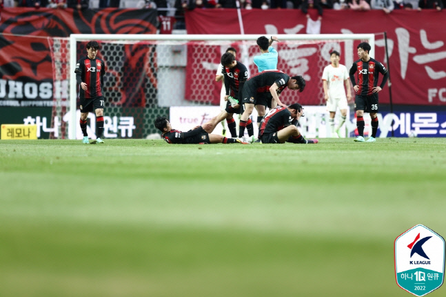 "경기 연기하라" 다수 요구에도…왜 프로축구연맹은 '17인 원칙' 고수했나