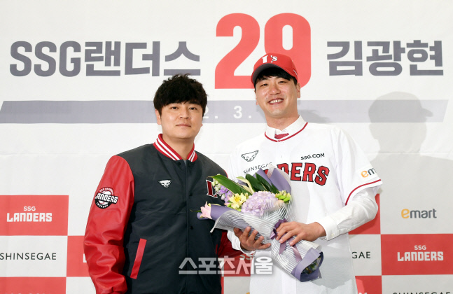 [포토] 김광현, 팀 동료 추신수와