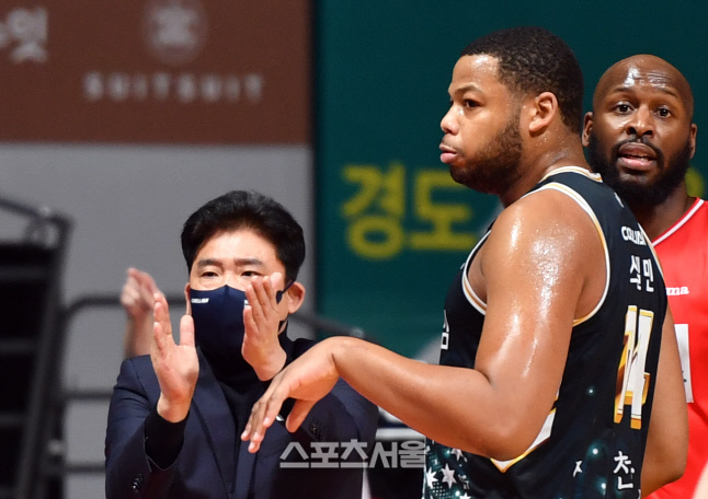 스펠맨에 물개박수 보내는 김승기 감독[포토]