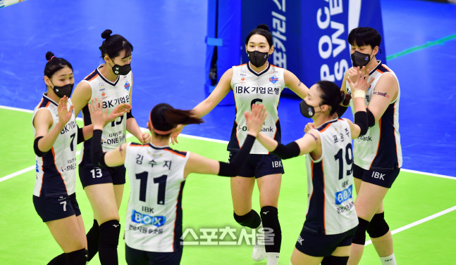 \'분위기 좀 살려보자!\' 마스크 쓴 기업은행 선수들[포토]