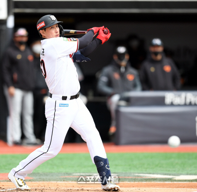 [포토] 황재균 '어디로 날아가는 거야?'