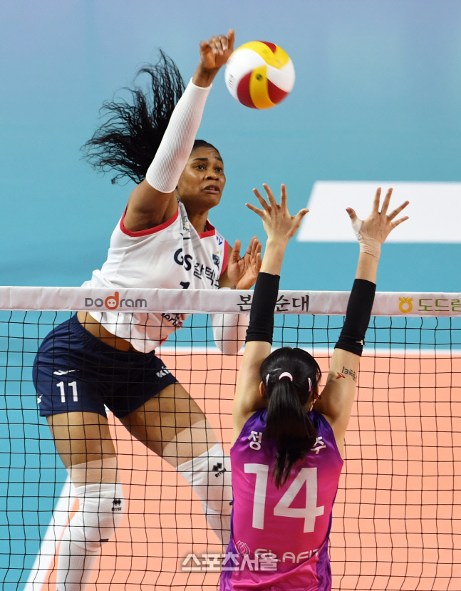 [포토]힘차게 스파이크 공격하는 GS칼텍스 모마