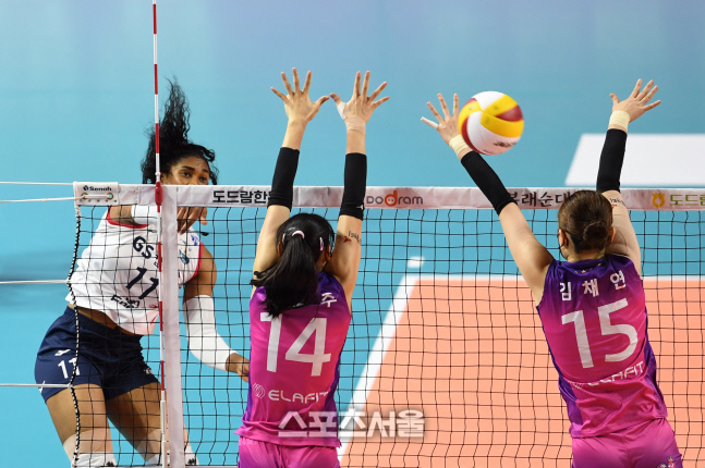 [포토]맹공 퍼붓는 GS칼텍스 모마