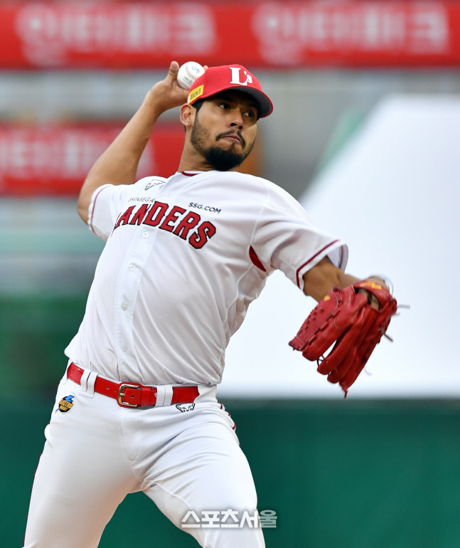 첫타석 외야플라이로 물러나는 홍창기[포토]