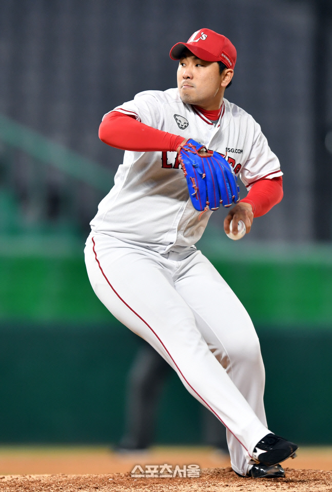 [포토]9회초 5-0에서 등판한 김택형