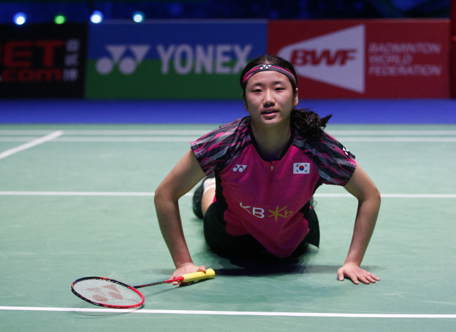 20살 안세영 "배울 수 있어 좋았다"...세계 2위 야마구치에 석패, 은메달 [전영오픈]