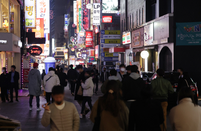 오늘(21일)부터 사적모임 8인까지..영업시간은 11시 유지