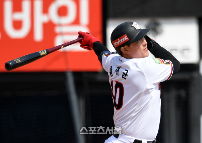 [포토]힘차게 스윙하는 KT 황재균