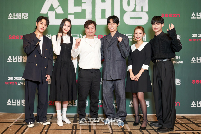 [포토] 인사하는 \'소년비행\' 감독-출연진