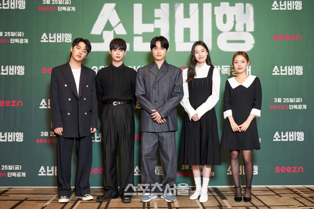 [포토] 포즈 취하는 \'소년비행\' 출연진들