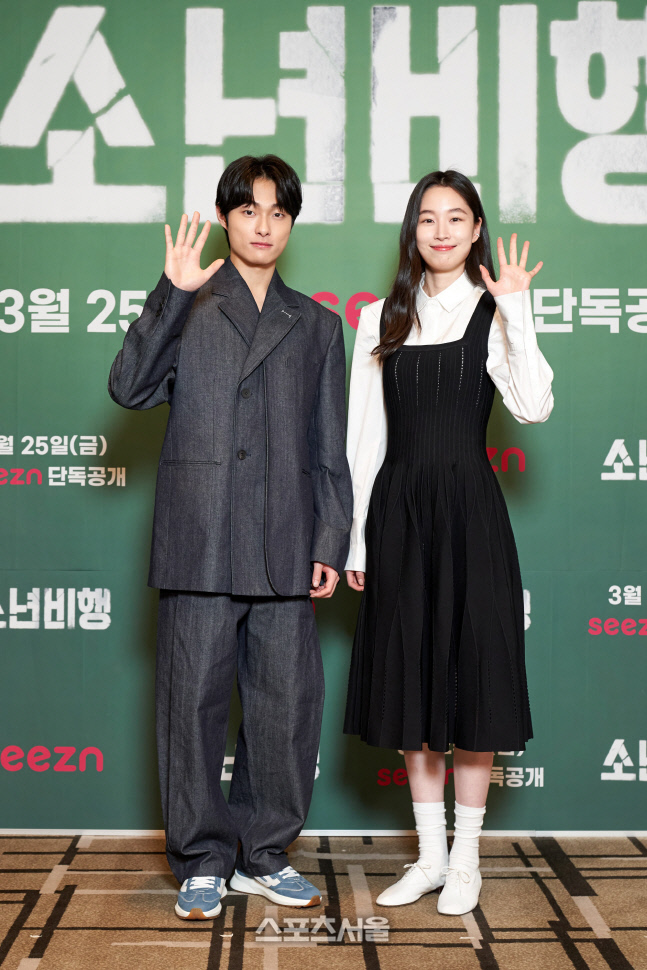 [포토] \'소년비행\' 윤찬영-원지안 \'부드러운 손인사\'