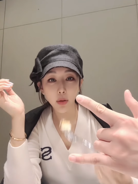 '사랑꾼' 박군, 탈덕러시에도 예비신부 한영과 꿋꿋 "피스~"