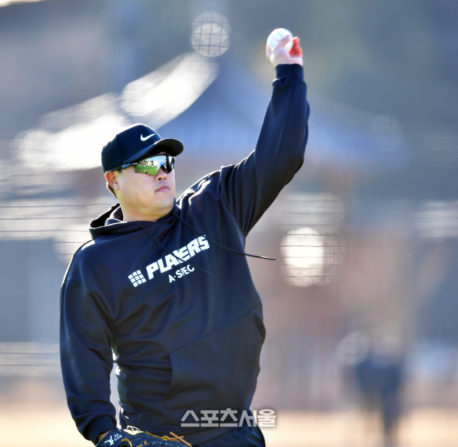 \'바운드 캐치는 이렇게\' 류현진[포토]