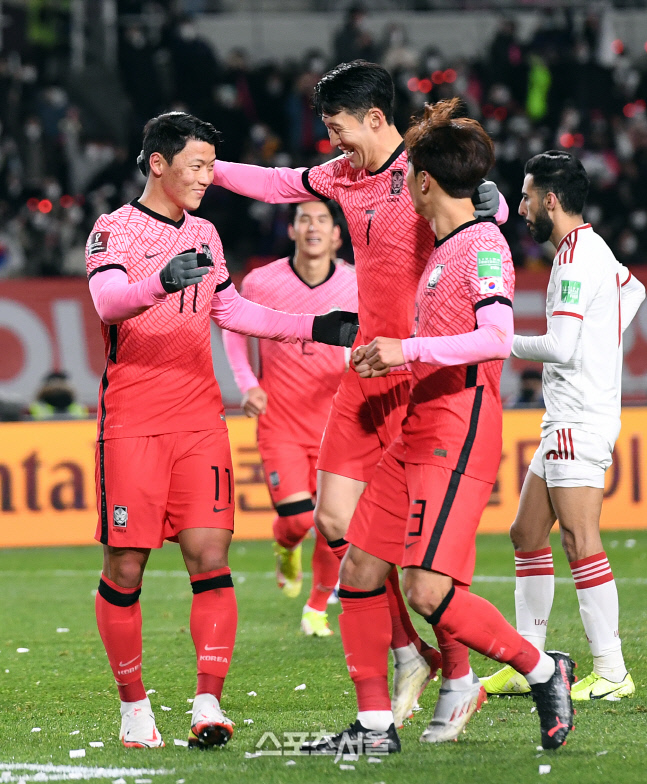 [포토]손흥민과 선제골의 기쁨을 나누는 황희찬