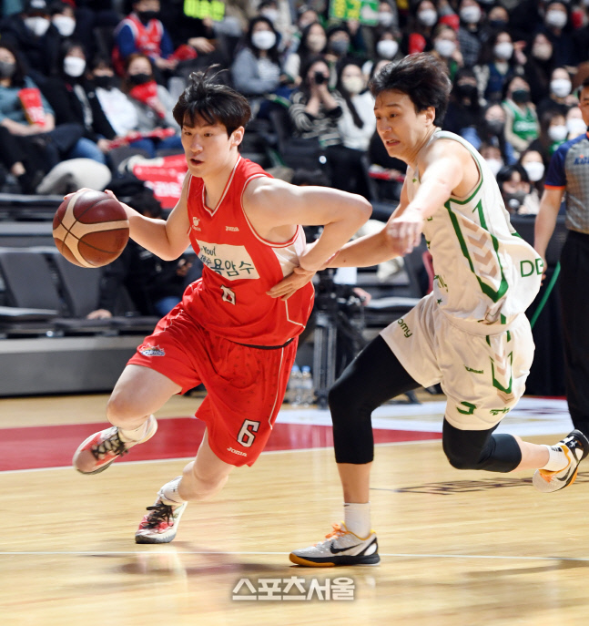 [포토]오리온 이정현, DB 허웅 상대 과감한 돌파