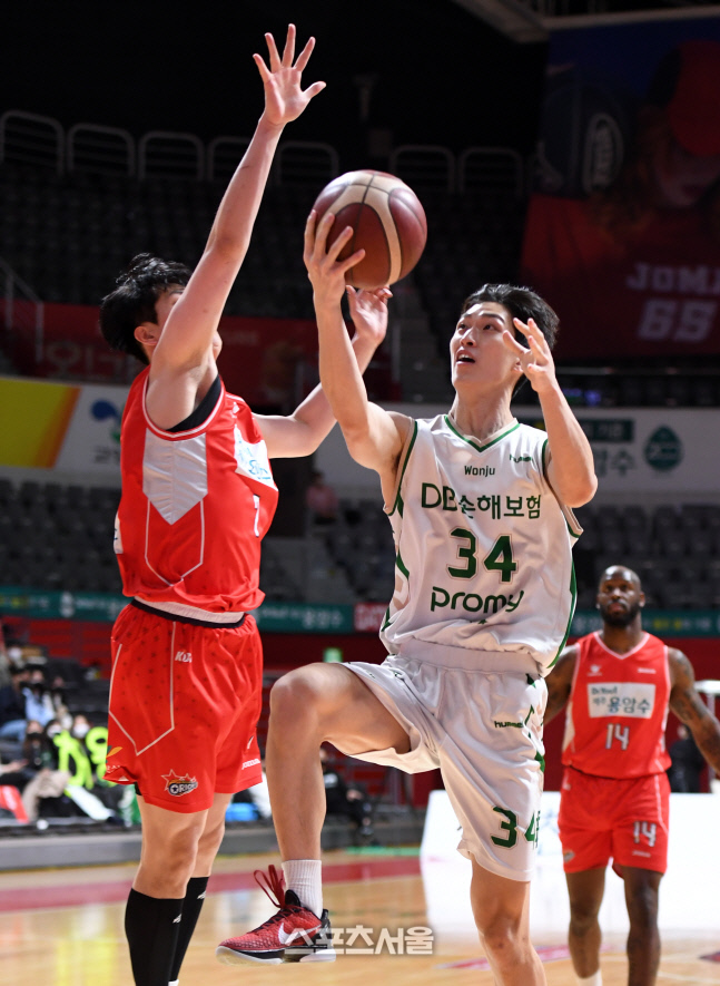 [포토]DB 이준희, 과감하게 올라간다!