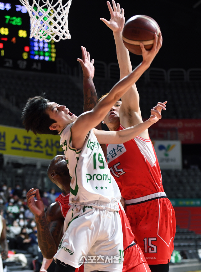 [포토]DB 정호영, 과감한 골밑슛