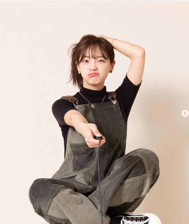 이모티콘이세요? '표정부자' 김세정의 로코퀸 포즈 수업[★SNS]