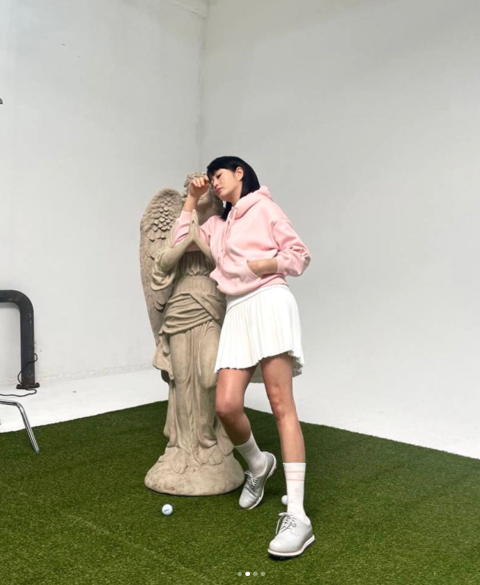 '장꾸력' 폭발 김혜수에 조각상도 안절부절 [★SNS]