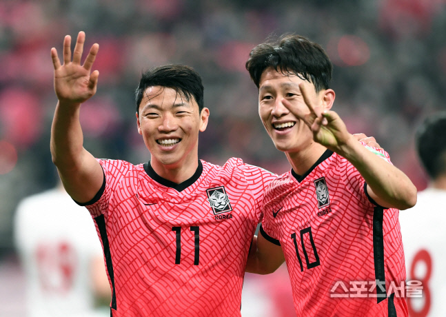 [포토]두 골에 기뻐하는 황희찬과 이재성