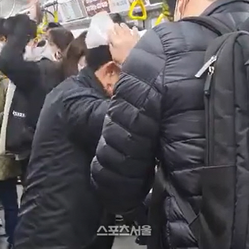 9호선 지하철 휴대전화 폭행 20대女 구속...도주 우려