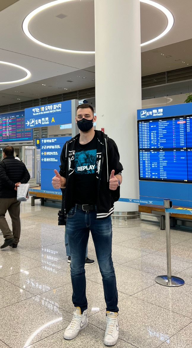 붙임2. 레오 안드리치 입국사진