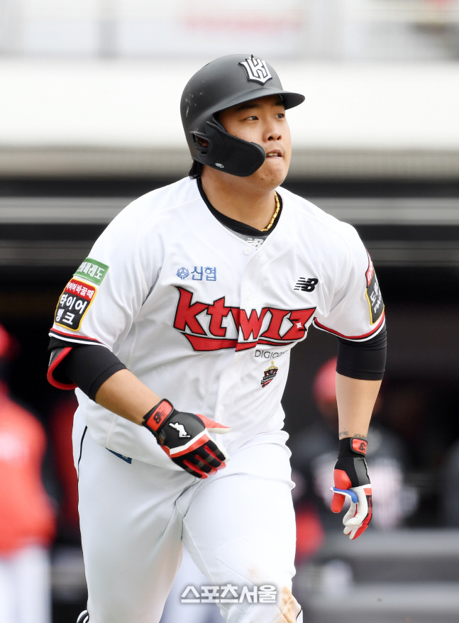 [포토]KT 강백호, 시범경기 첫 안타는 역전 2루타!