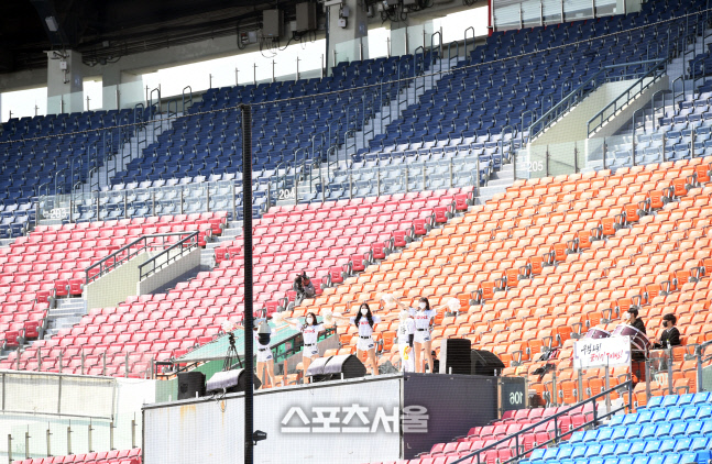 [포토]개막 준비하는 LG 치어리더, 팬들을 기다립니다!