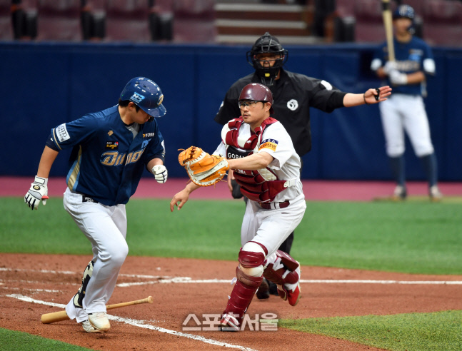 [포토]윤형준 직접 태그하는 이지영
