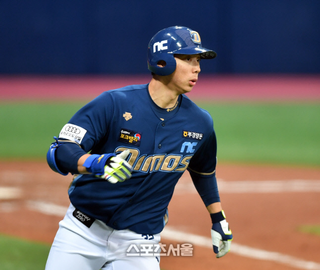 [포토]2루타로 출루하는 최우재
