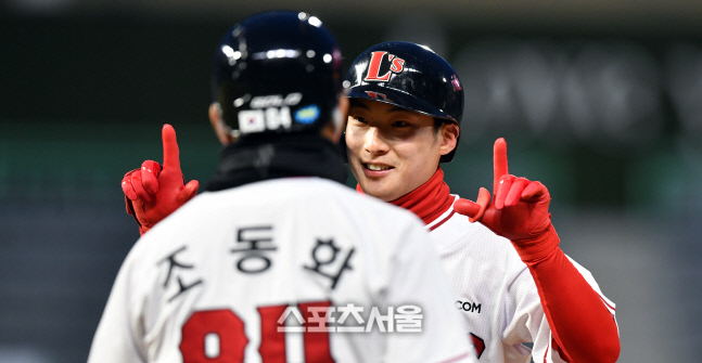 \'안타 세리머니 펼치는\' 최지훈[포토]