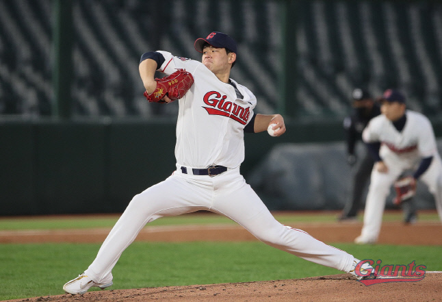 220322-시범경기-11-김진욱 역투KCH19917_1