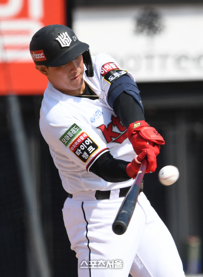 황재균, 결승 스리런 '시범경기 1호'...이강철의 '촉'이 맞았다 [SS 플레이어 체크]