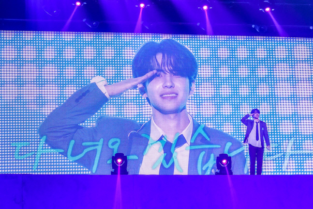 '28일 해군 입대' DAY6 원필, 첫 솔로 콘서트서 "소중함 간직하고 잘 다녀올 것"