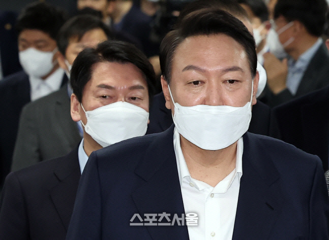 윤 당선인 국정수행 여론조사 결과 '잘할 것 46%- 잘못할 것 49.6%'