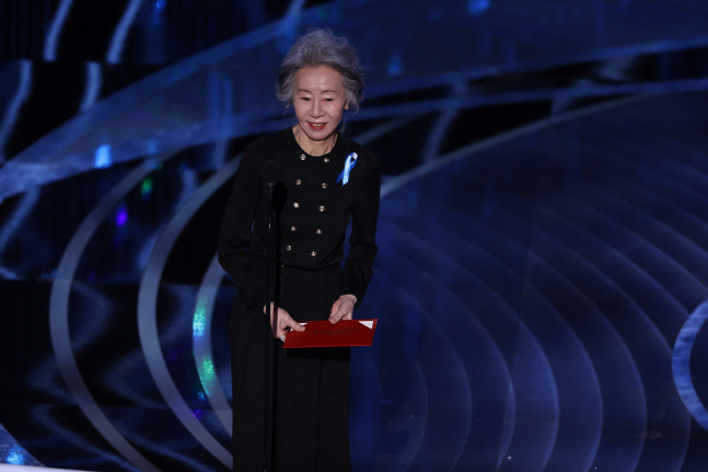 윤여정은 주먹을 가슴에 가져가 트로이 코처에게 축하를 보냈다('제94회 美 아카데미 시상식')