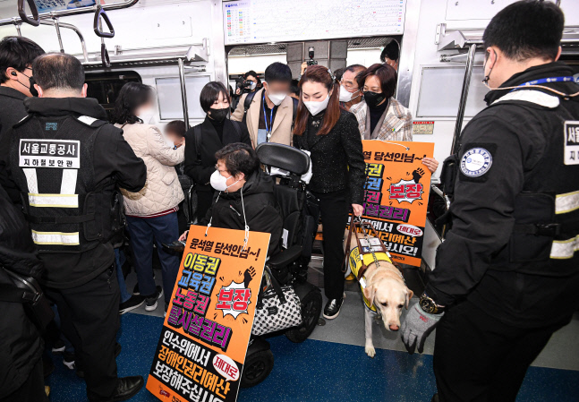 김예지 의원, 정치권 대신해 무릎 꿇고 사과 "잘못된 언어선택, 공감부족..책임 통감"