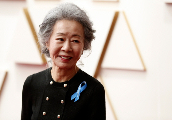 윤여정,아카데미시상식서 수어 시상+파란 리본 '개념배우'