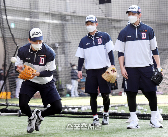 [포토] 두산 안재석 \'앗! 이런 실수를\'
