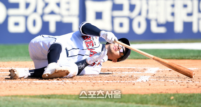 [포토]두산 오재원, 헛스윙에 그만..