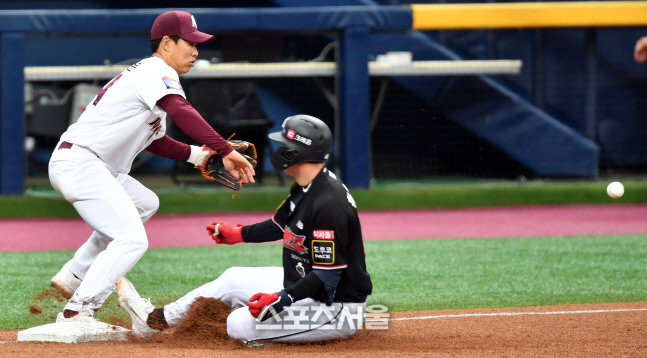 만루에서 싹쓴 황재균, 3루안착[포토]